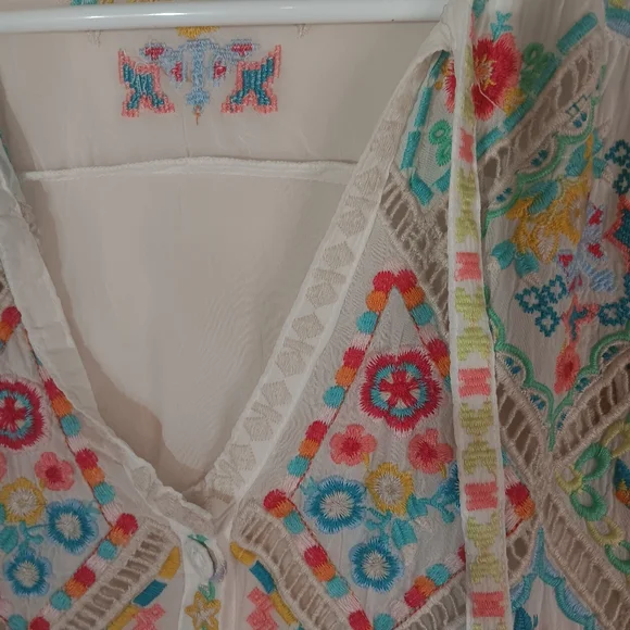 Johnny Was 🐞 White Asymmetrical Embellished Blouse